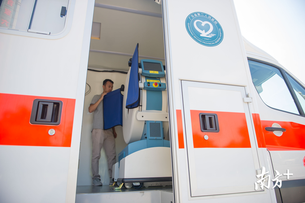 救護(hù)車上即可溶栓！華南首臺移動CT救護(hù)車亮相